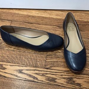 Naturalizer Women’s Navy Flats